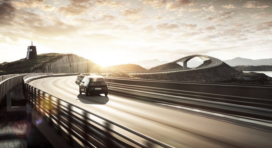 Elektrische auto op autoweg met zonsondergang