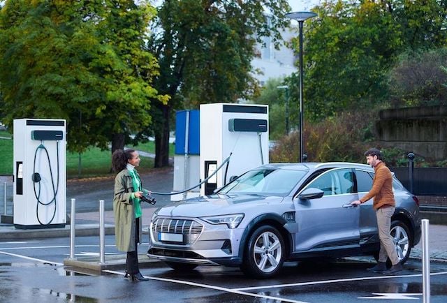 A couple is charging their EV using EVBox Troniq Modular.