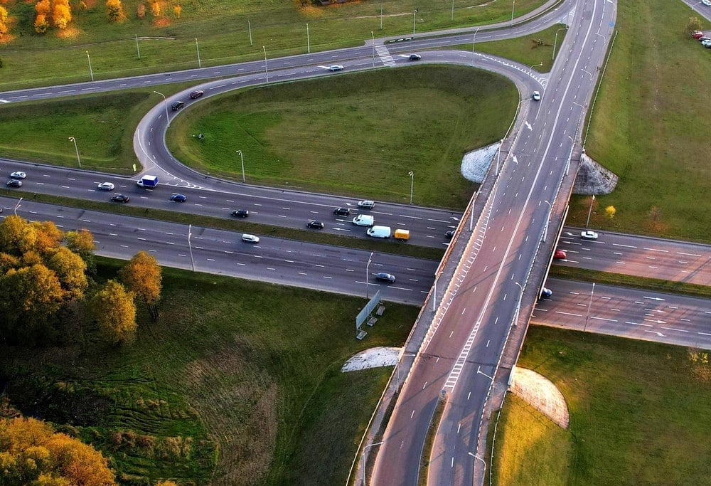 A road with many twists and surrounded by green.