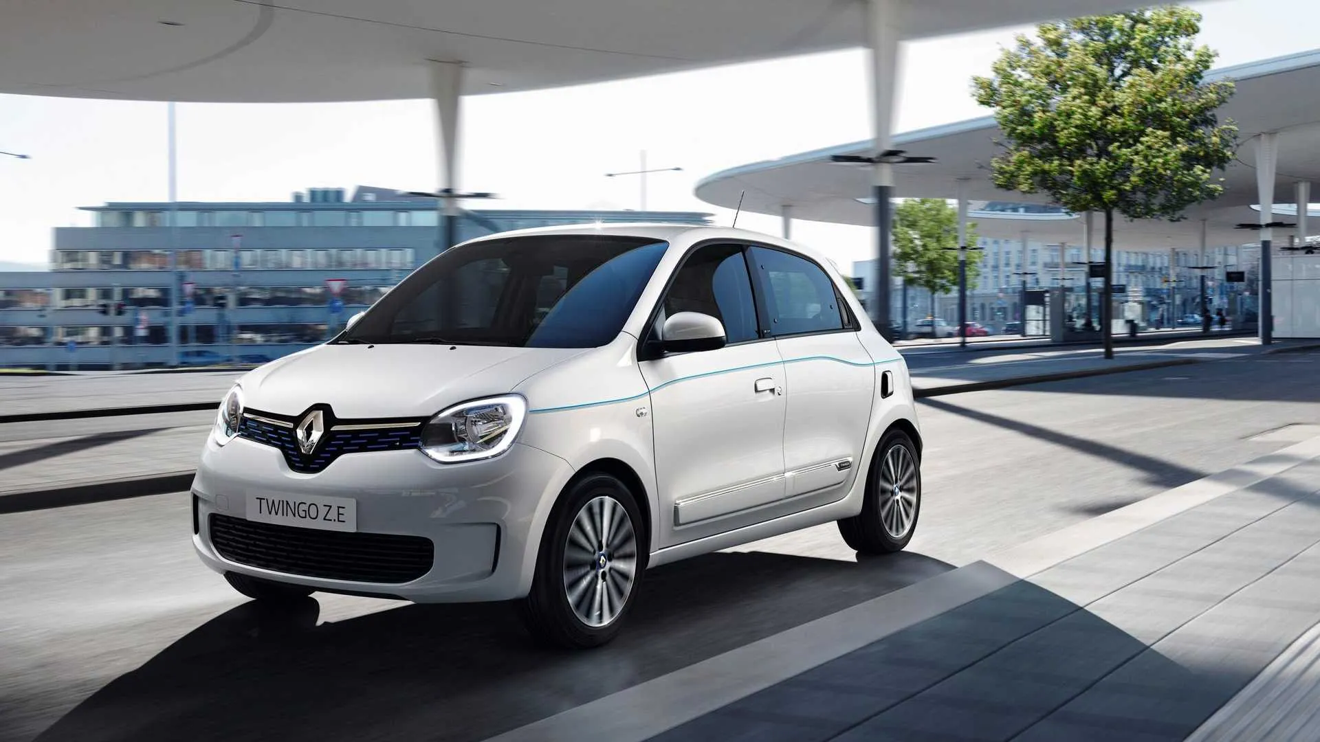 Ein Renault Twingo Electric fährt auf einer Straße.